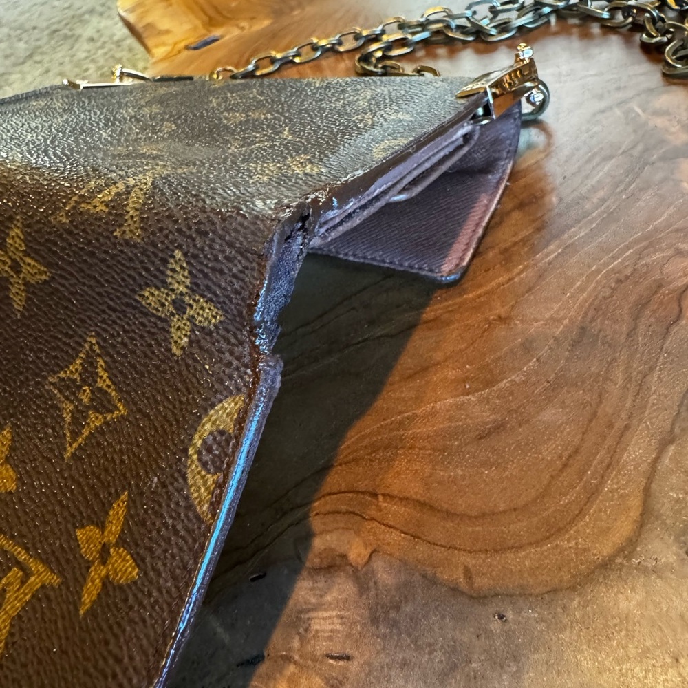 LOUIS VUITTON
Monogram Porte Tresor Etui Papiers
Wallet vintage converted - Picture 9 of 17